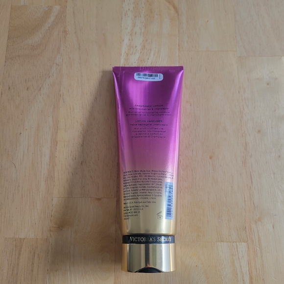 NEW Victoria Secret Classic Strawberries & Champagne 8oz lotion - Picture 2 of 6